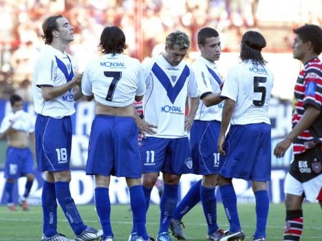 Disconformes. Los jugadores de Velez tras el empate.